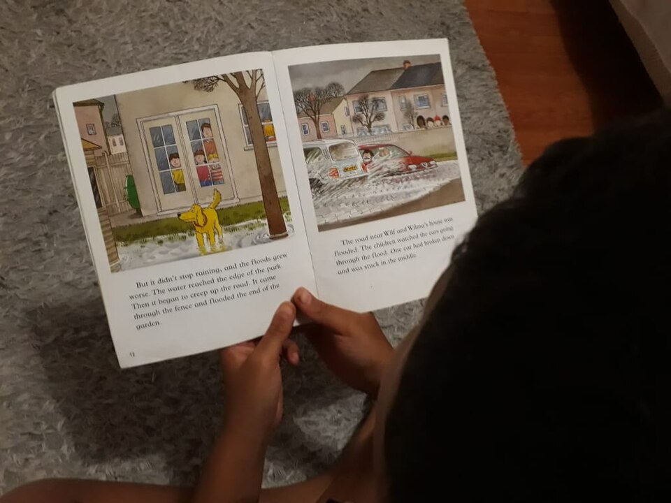 Lectura infantil y dificultades específicas del aprendizaje Niño leyendo un libro durante una actividad de aprendizaje